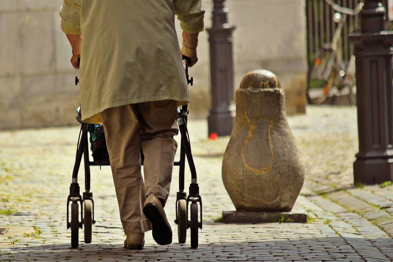 Gehhilfen Rollator Rollstuhl Krücken Sccoter