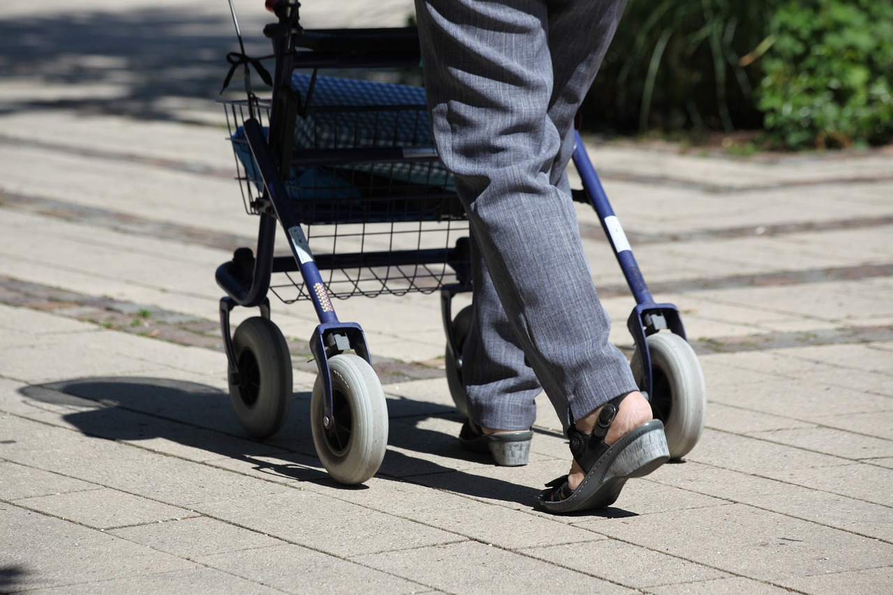 Gehhilfen Rollatoren Rollstuhl Krücken Sccoter