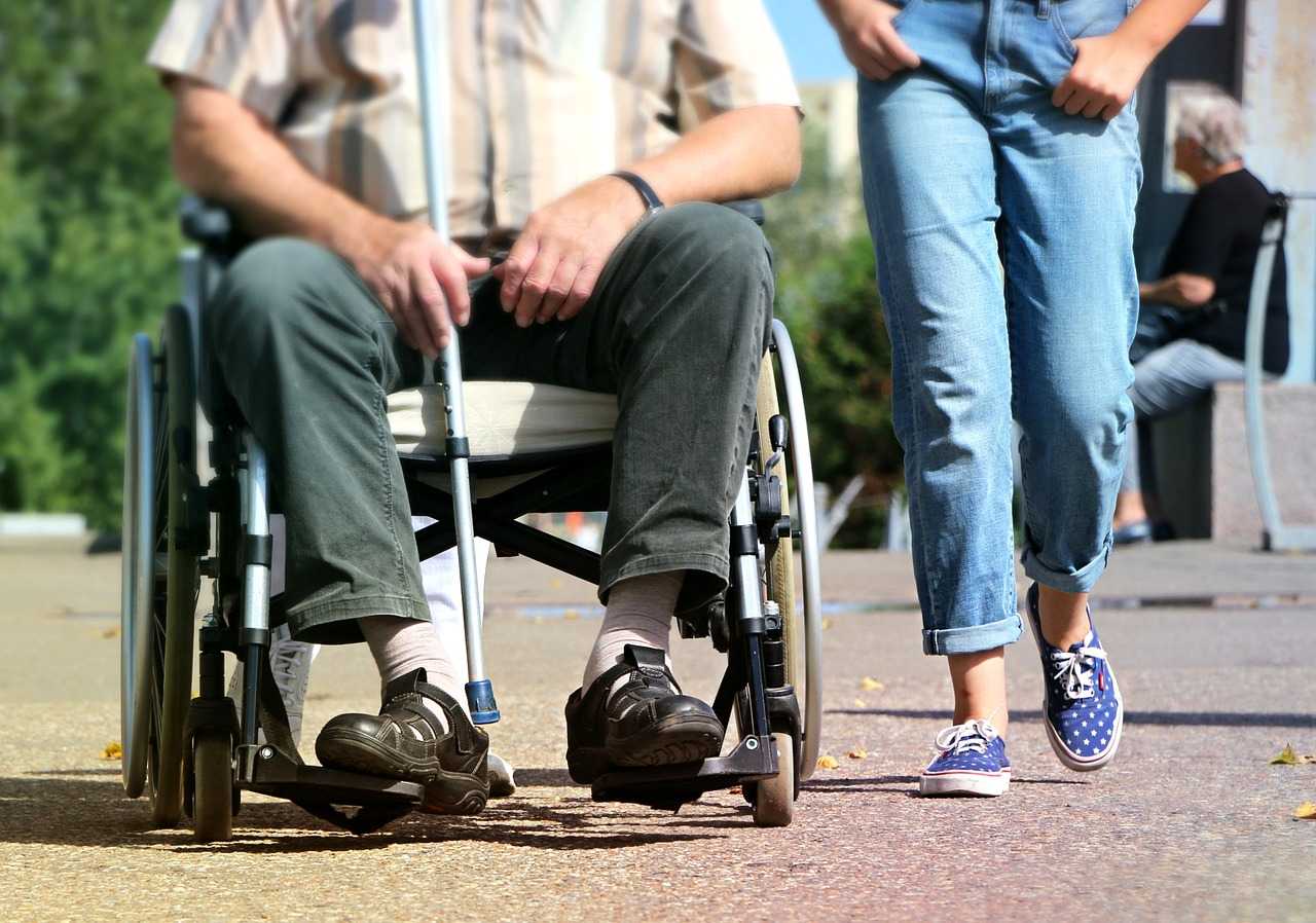 Gehhilfen Rollator Rollstuhl Krücken Sccoter